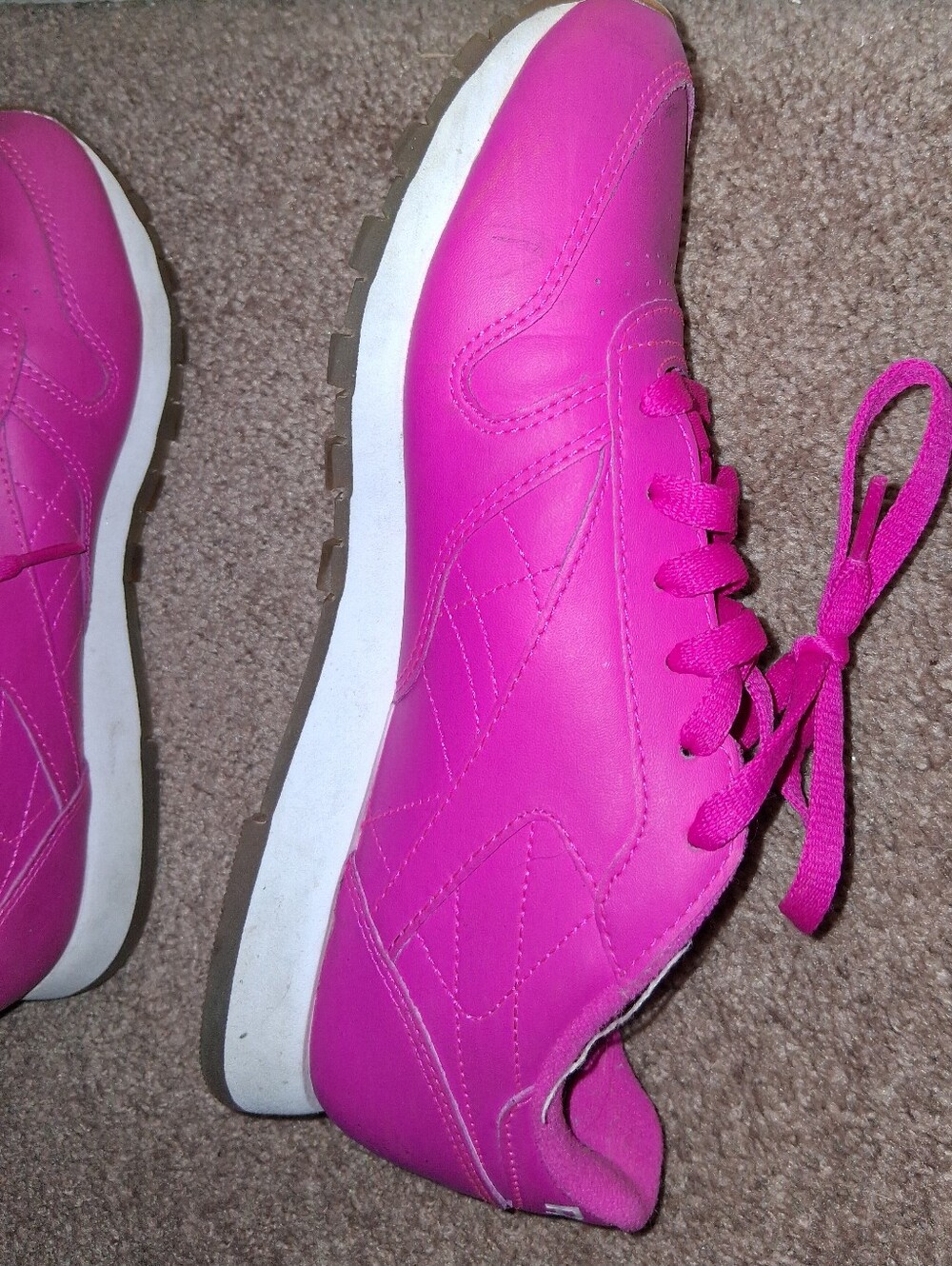 Like New Reebok Size 8 Women’s Bright Pink Low-Top Lace-Up Sneakers - Picture 5 of 8
